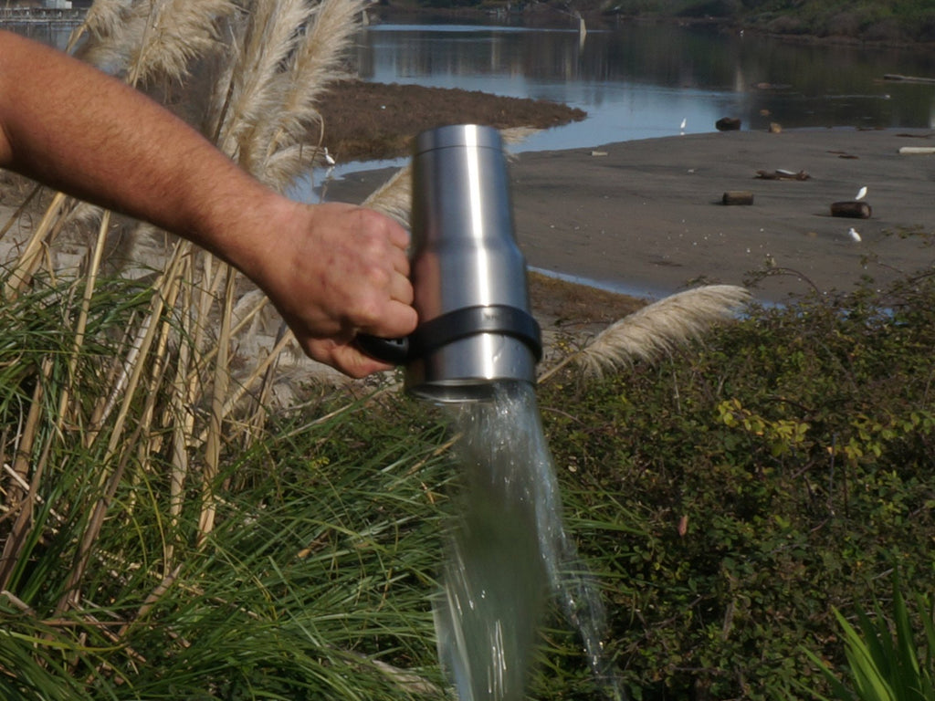 30 oz tumbler handle pouring out water